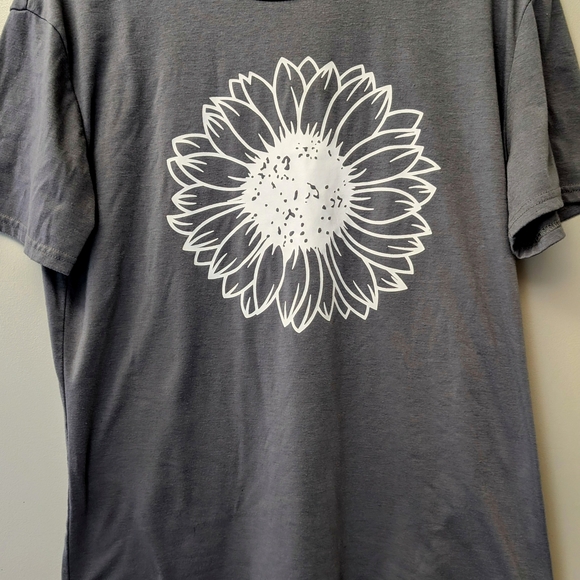 Daisy Gray Tee with White Floral Design - Picture 1 of 8